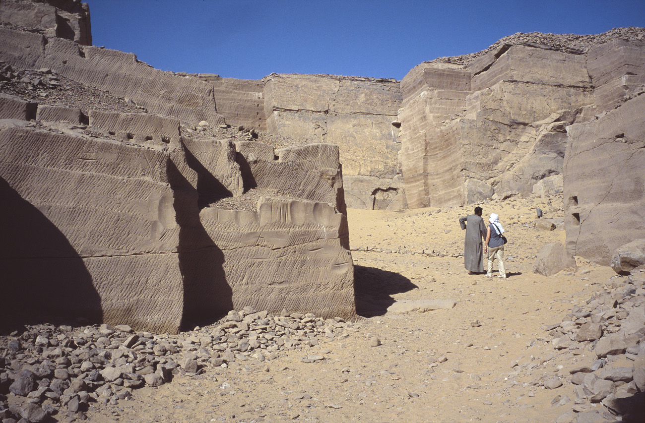 egyp06_29 silsila odette et saber.jpg - Silsila  carrières de Silsila le chemin par où on descendait les blocs taillés vers un quai où accostaient les bateaux de transport Provia 100 F